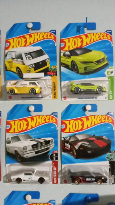 Colección de autos Hot Wheels variados - miniatura 5
