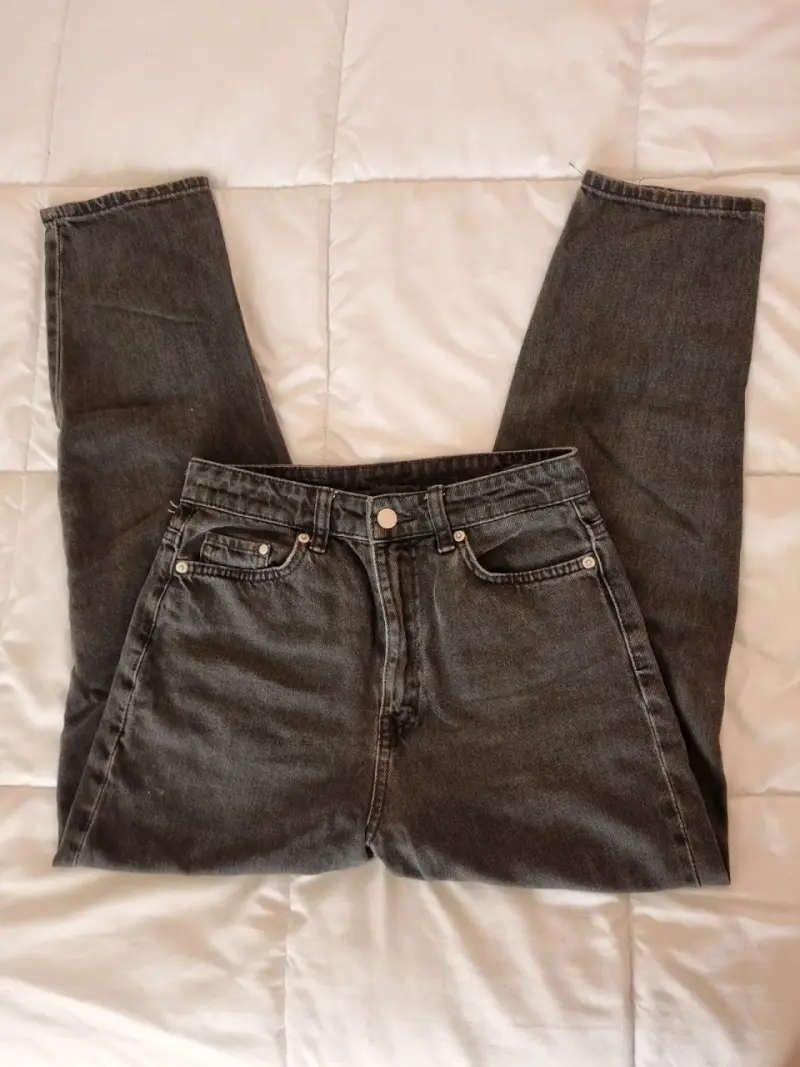 Jeans negros de mezclilla para mujer - 1