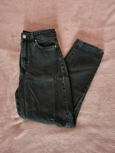 Jeans negros de mezclilla para mujer - miniatura 2