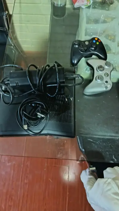 Consola Xbox 360 con dos controles - miniatura 2
