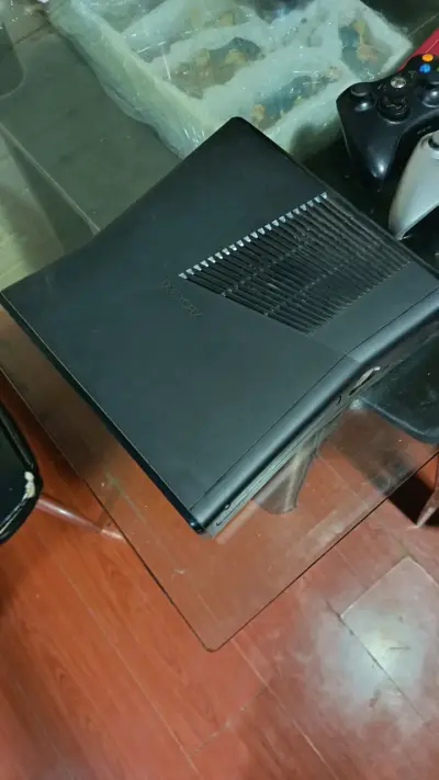 Consola Xbox 360 con dos controles - miniatura 3