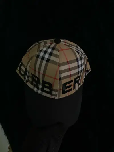 Gorra de cuadros beige estilo Burberry - miniatura 1