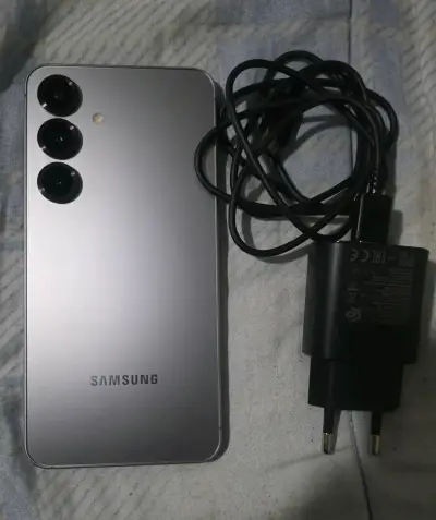 Samsung Galaxy S25 con cargador - miniatura 1