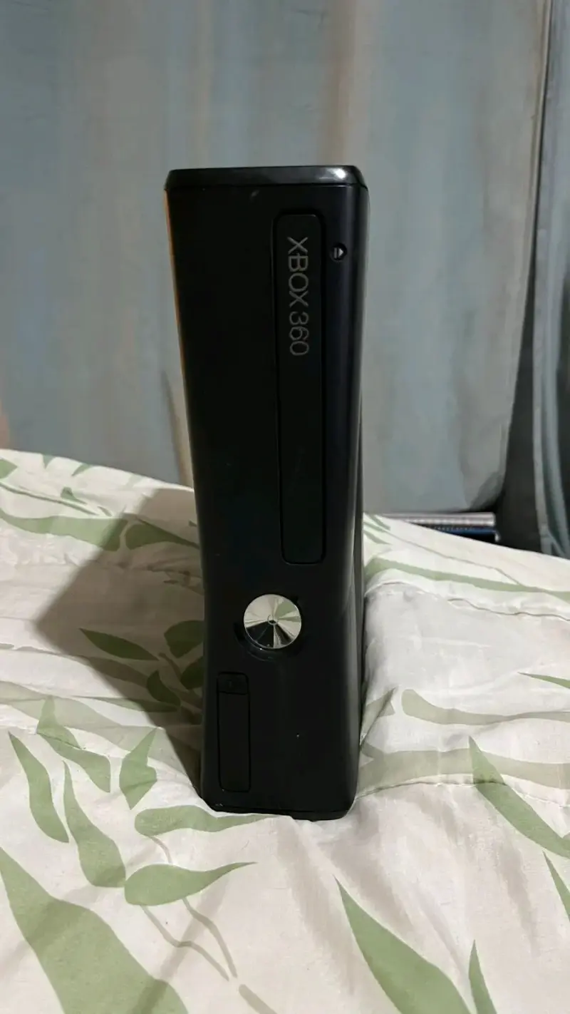 Pack Xbox 360 Slim con Kinect y controles - 2