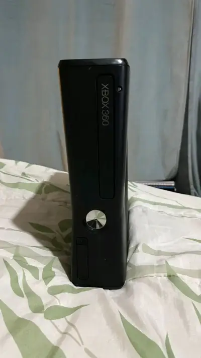 Pack Xbox 360 Slim con Kinect y controles - miniatura 2
