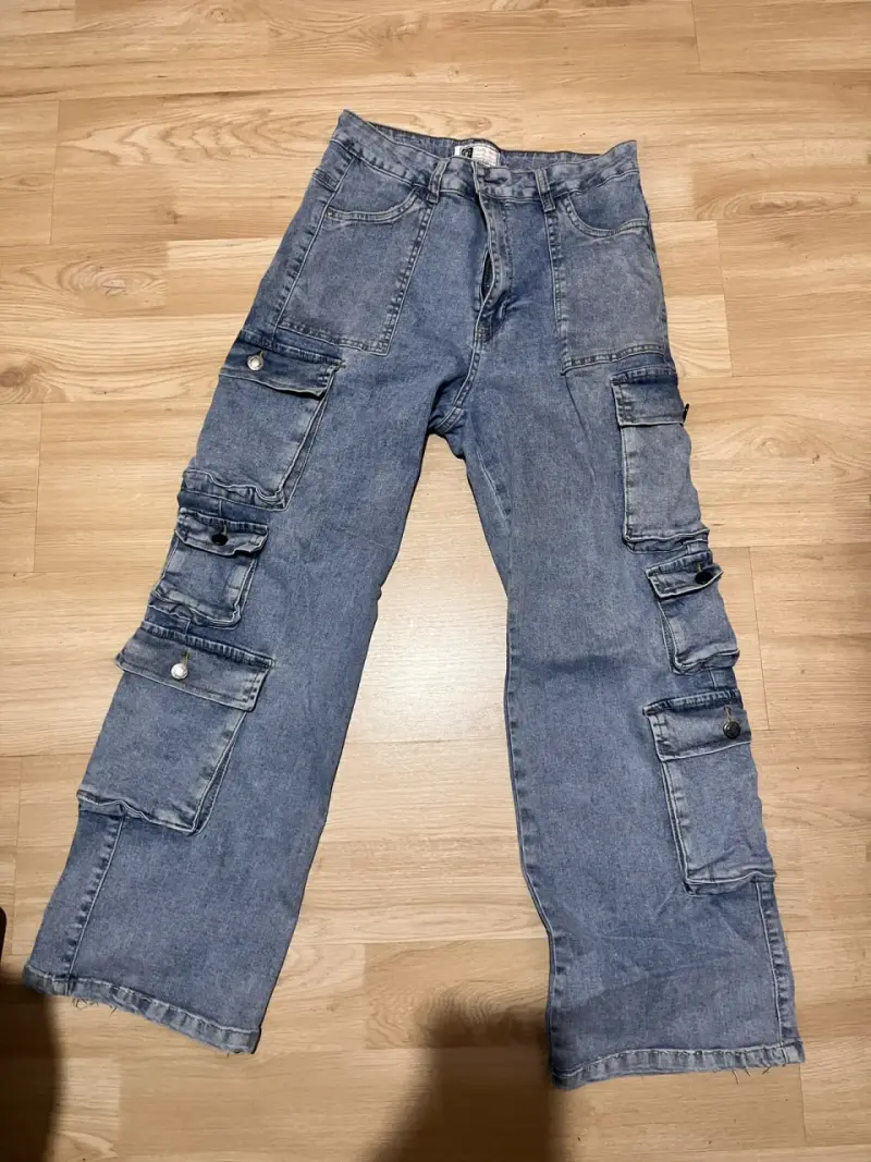 Pantalones cargo de mezclilla azul con bolsillos - 1