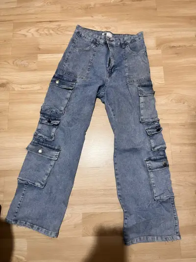 Pantalones cargo de mezclilla azul con bolsillos - miniatura 1