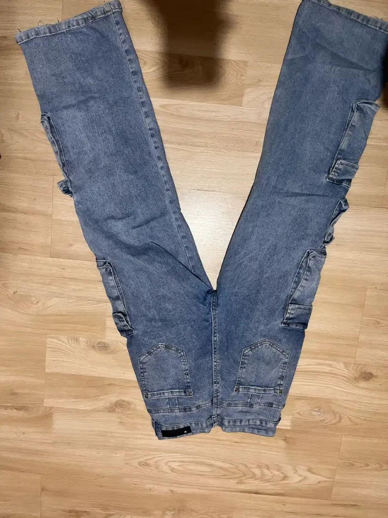 Pantalones cargo de mezclilla azul con bolsillos - 2
