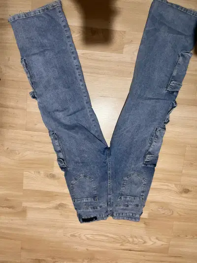 Pantalones cargo de mezclilla azul con bolsillos - miniatura 2