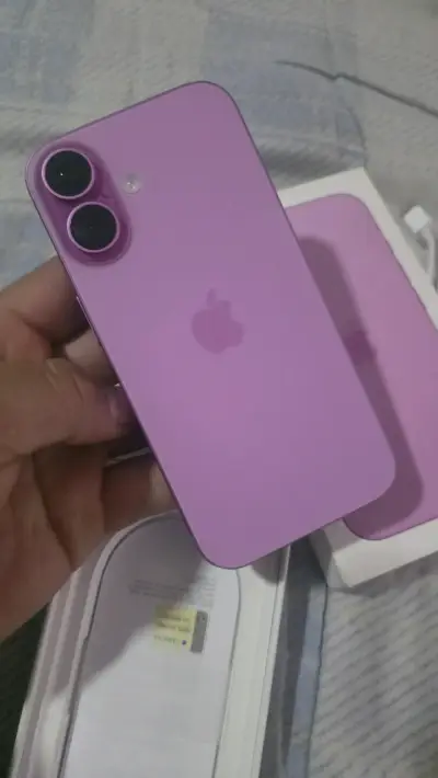 iPhone 16 color rosa con cargador - miniatura 2