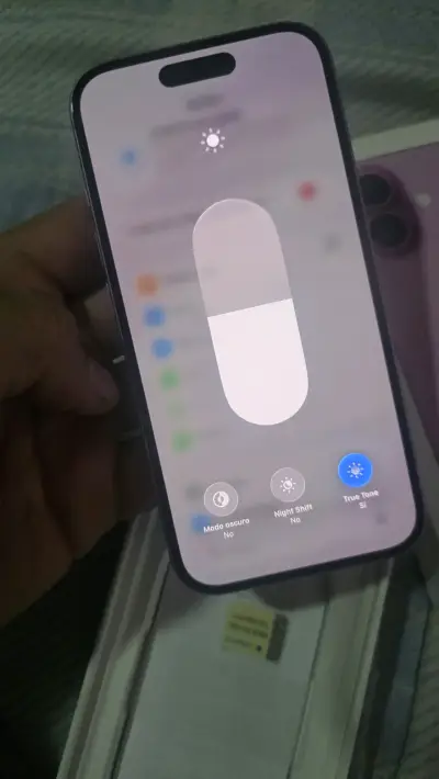 iPhone 16 color rosa con cargador - miniatura 4