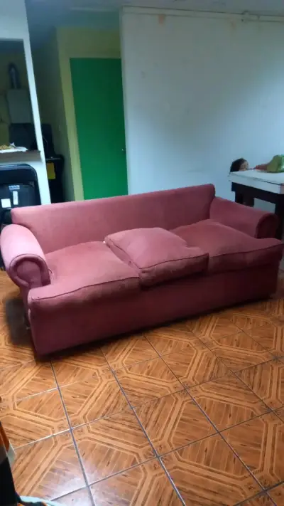 Sofá de tres plazas con funda y sin funda. - miniatura 2