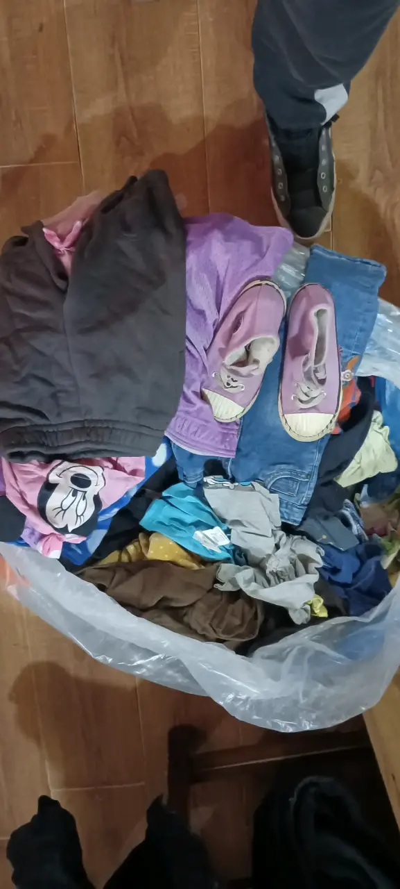 Lote de ropa infantil variada en buen estado - 1
