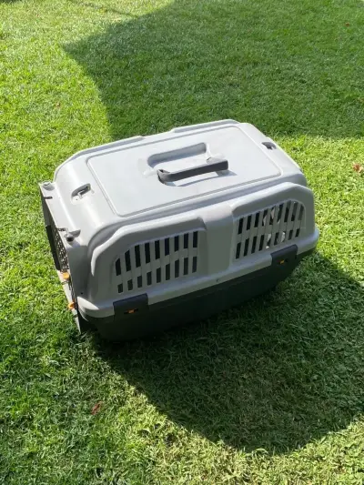 Transportadora de mascotas plástica mediana/grande - miniatura 2
