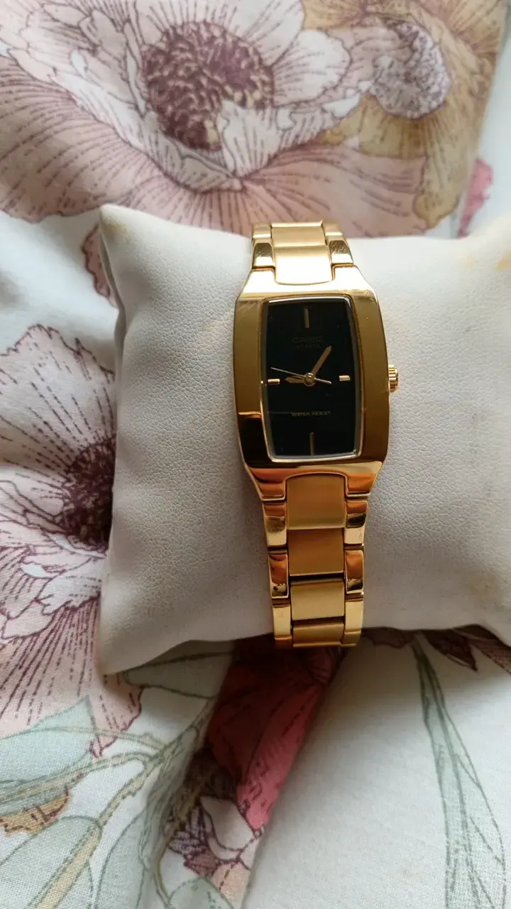 Reloj dorado Casio elegante para mujer - 1