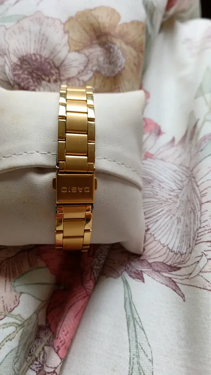 Reloj dorado Casio elegante para mujer - 2