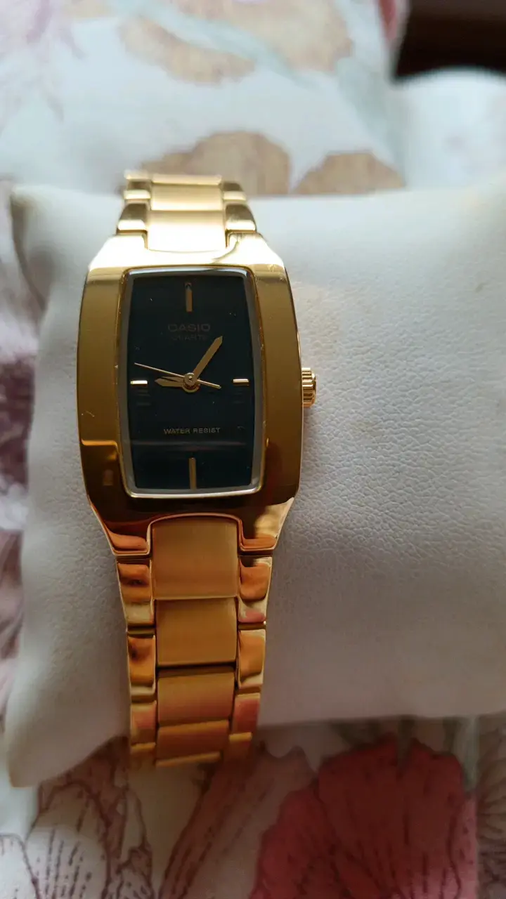Reloj dorado Casio elegante para mujer - 3