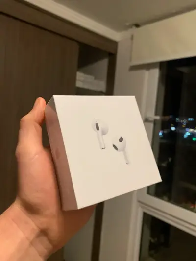 Apple AirPods con estuche de carga inalámbrica - miniatura 1