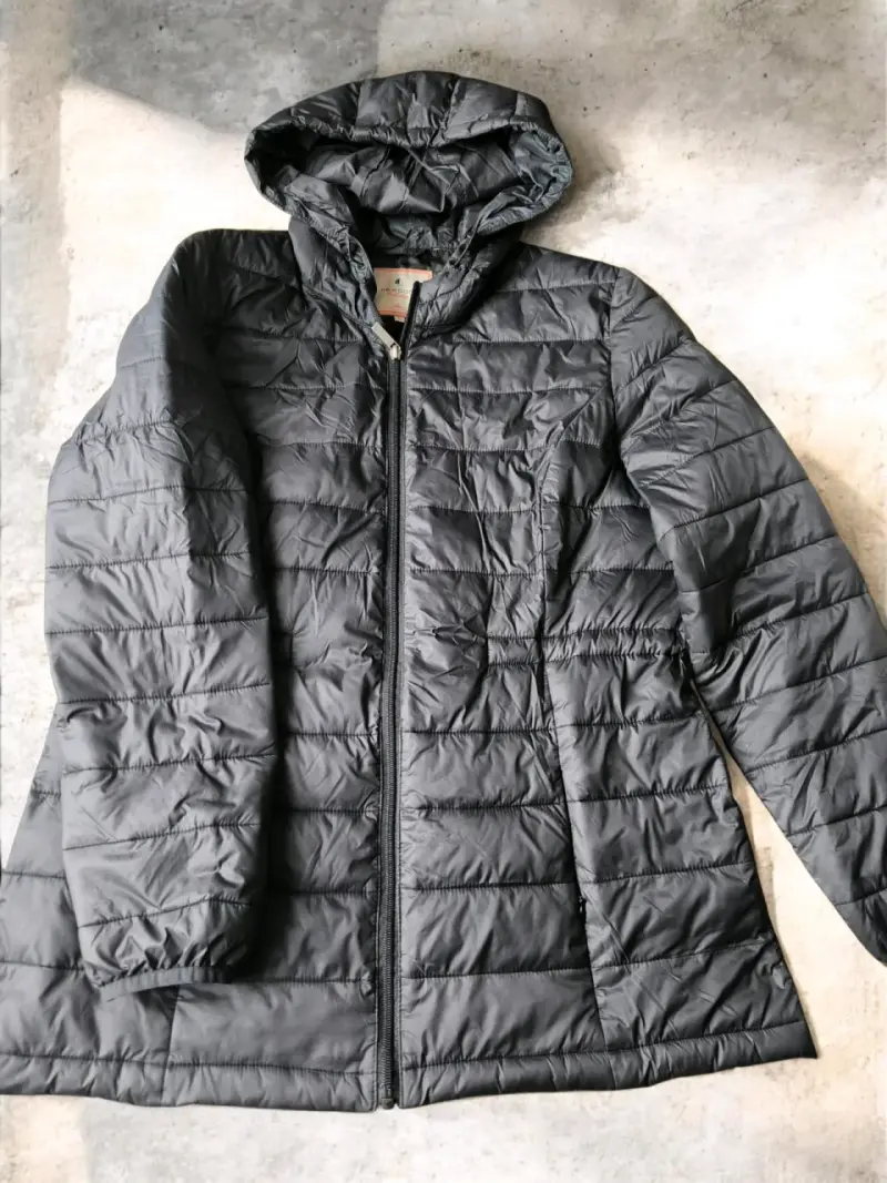 Chaqueta acolchada negra con capucha