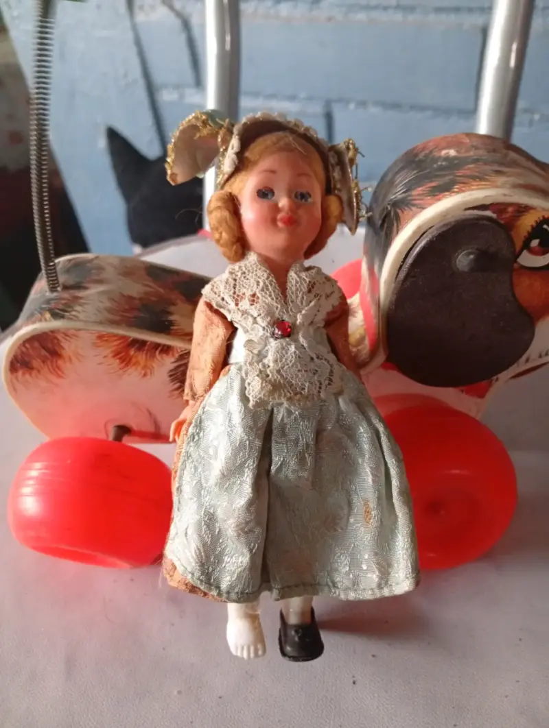 Muñeca antigua con vestido de encaje
