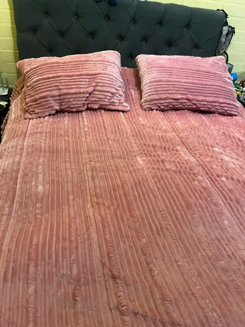 Cubre cama de felpa rosado con almohadas - 1