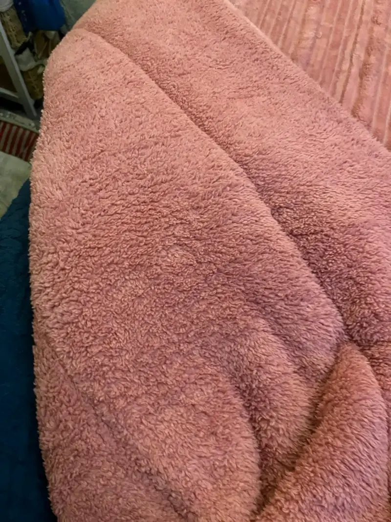 Cubre cama de felpa rosado con almohadas - 2
