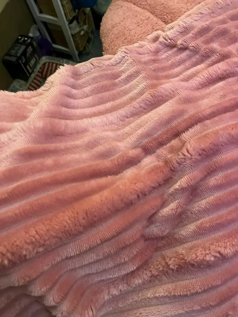 Cubre cama de felpa rosado con almohadas - 3