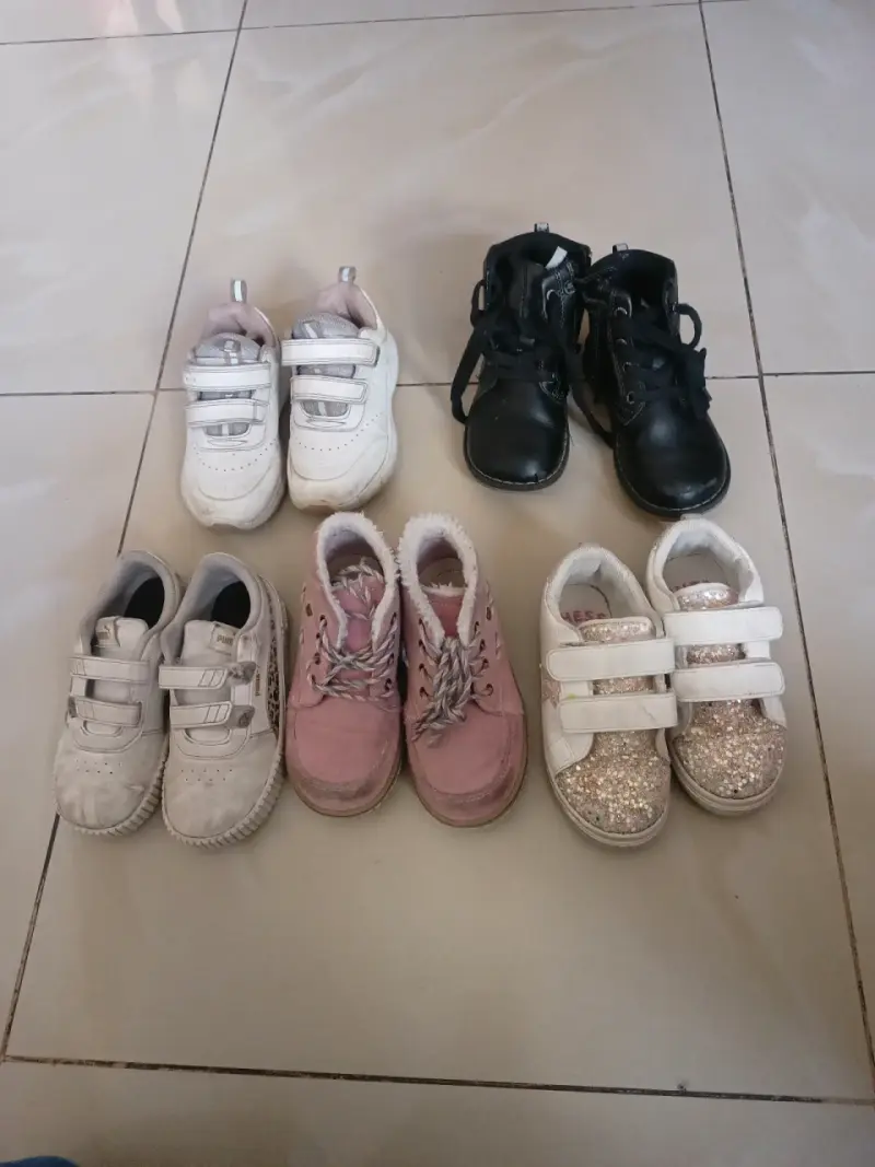 Lote de zapatillas y botines para niños en buen estado