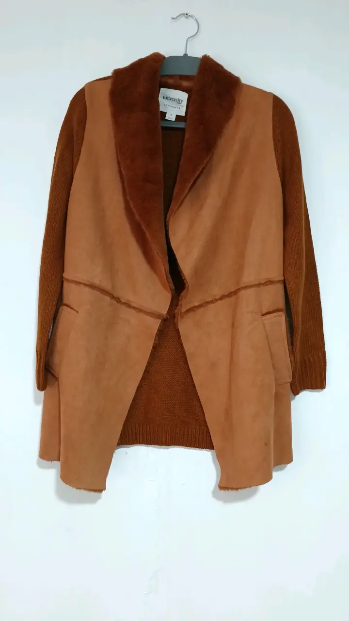 Abrigo de mujer color camel con cuello de piel sintética - 1