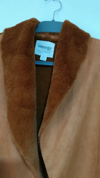 Abrigo de mujer color camel con cuello de piel sintética - miniatura 2