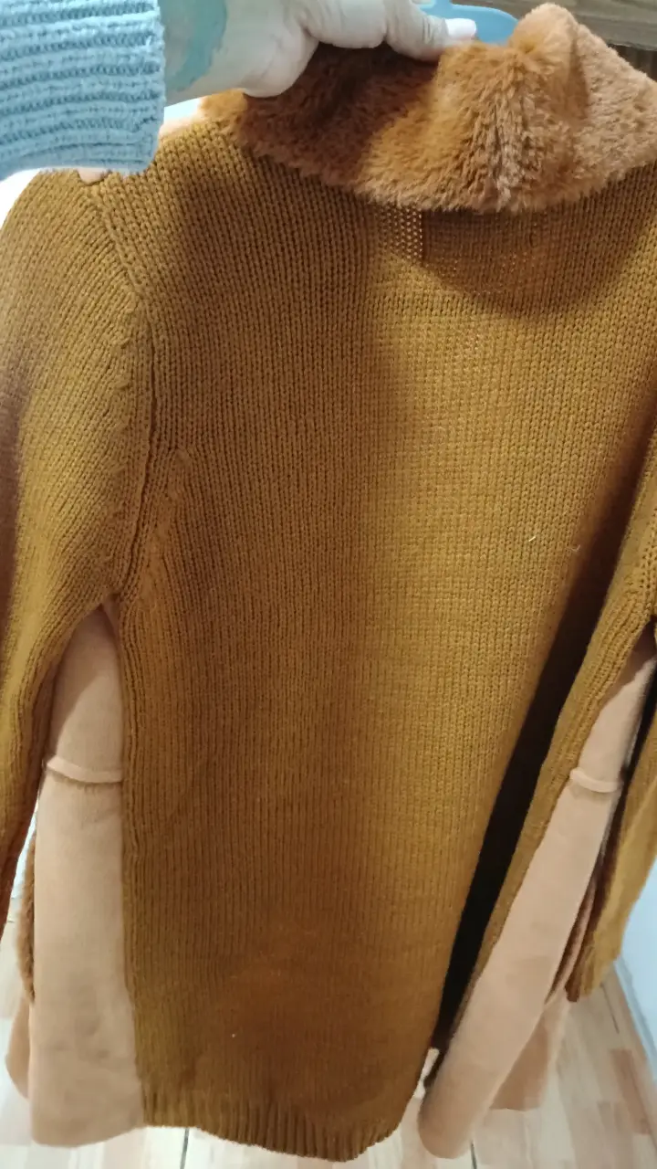 Abrigo de mujer color camel con cuello de piel sintética - 3