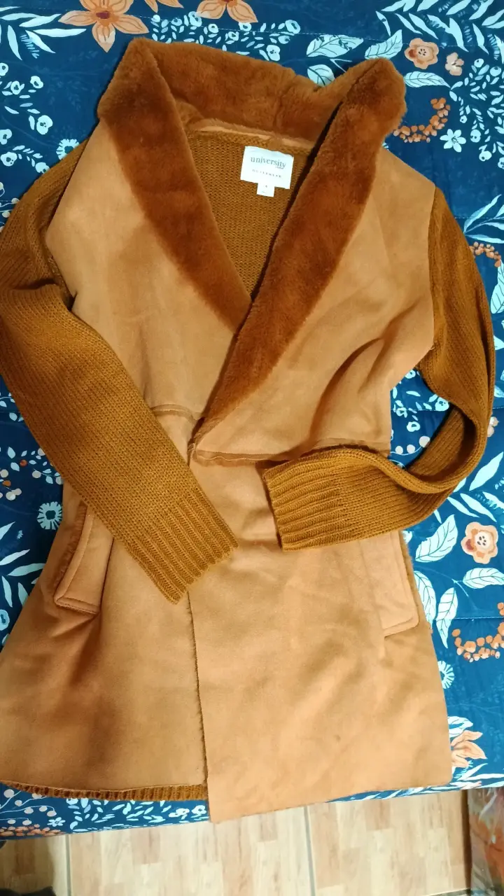 Abrigo de mujer color camel con cuello de piel sintética - 4