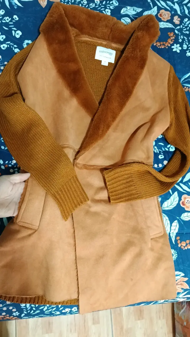 Abrigo de mujer color camel con cuello de piel sintética - 5