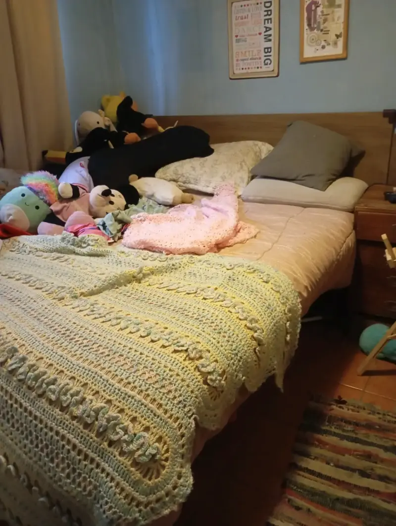 Cama individual con colcha tejida a crochet