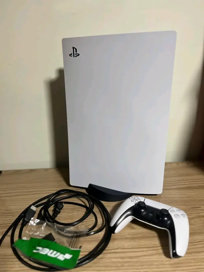 Consola PlayStation 5 con control y cables - 2