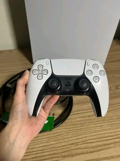 Consola PlayStation 5 con control y cables - miniatura 3