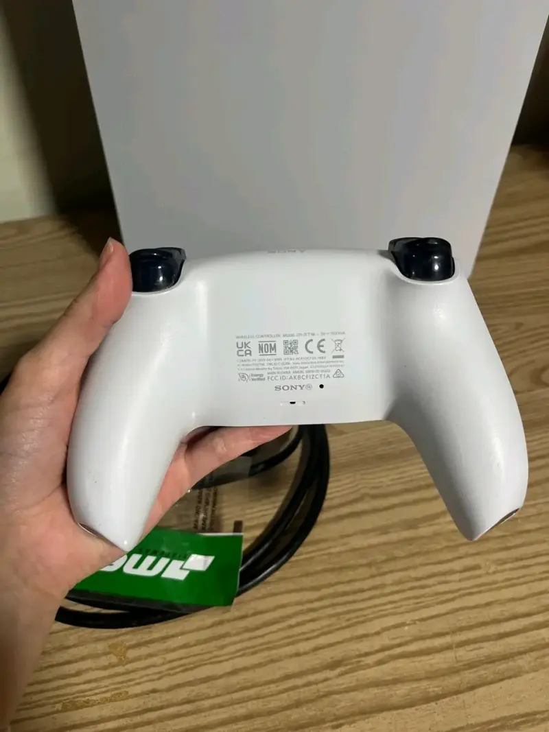 Consola PlayStation 5 con control y cables - 4
