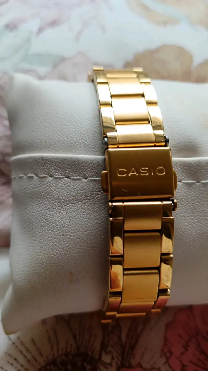 Reloj dorado Casio elegante para mujer - 5