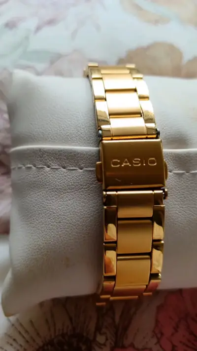 Reloj dorado Casio elegante para mujer - miniatura 5