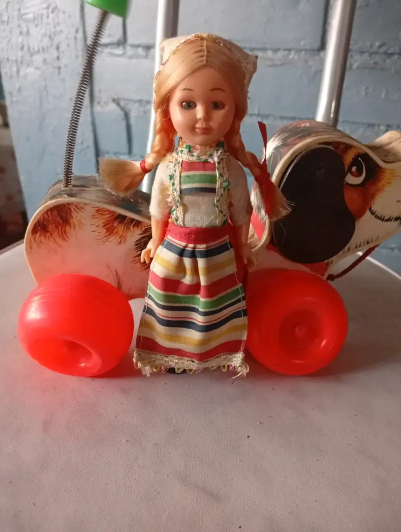 Muñeca vintage con vestido a rayas