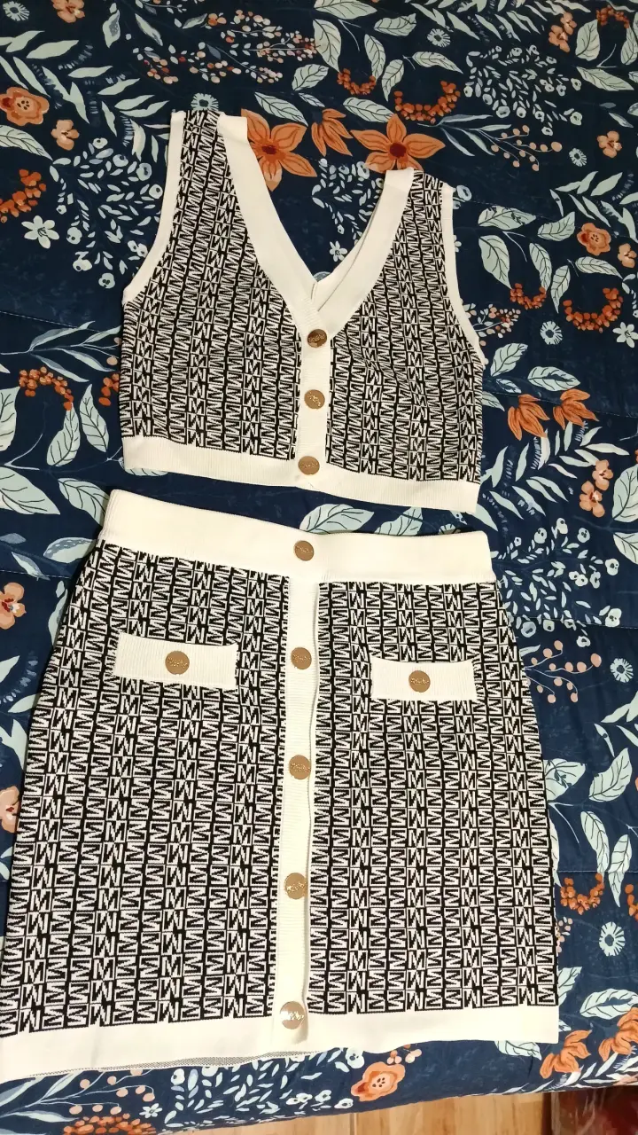 Conjunto de falda y top estampado en blanco y negr - 1