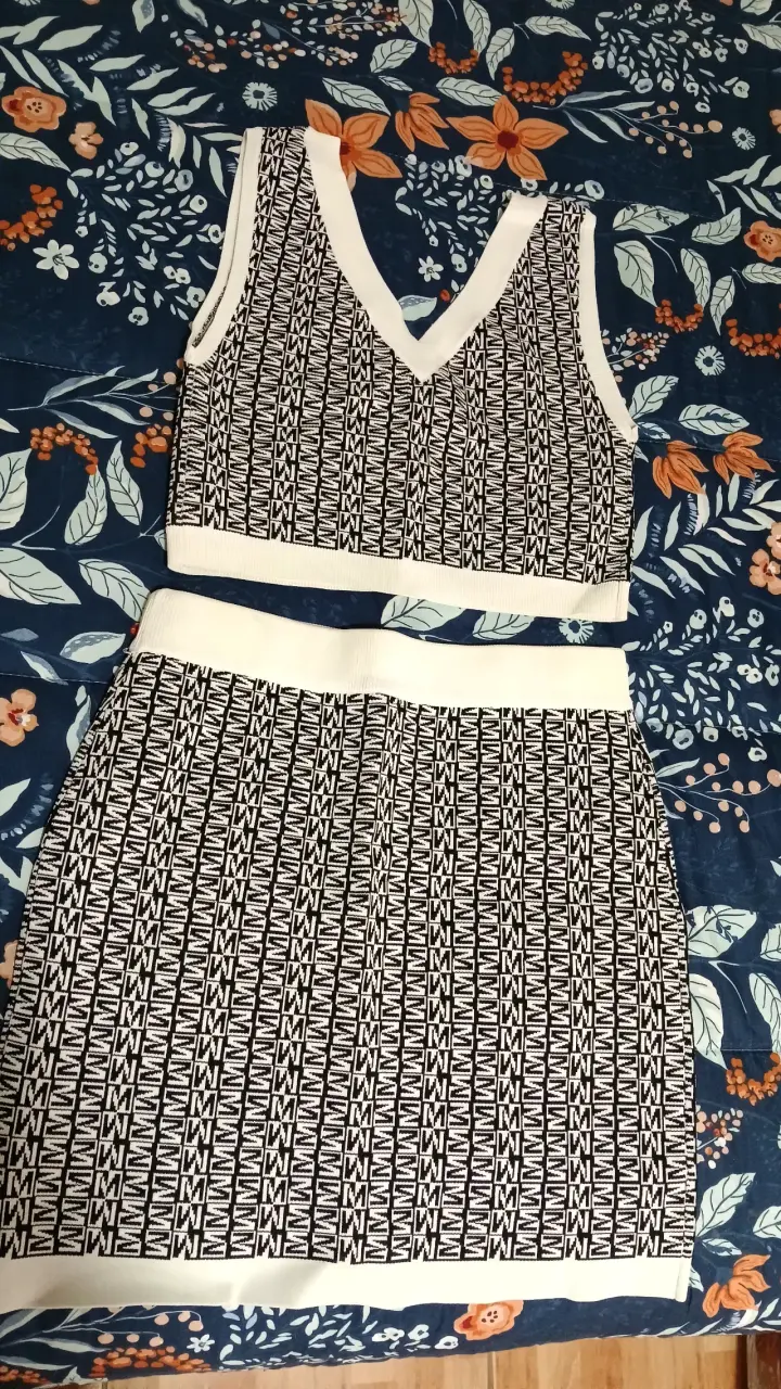 Conjunto de falda y top estampado en blanco y negr - 2