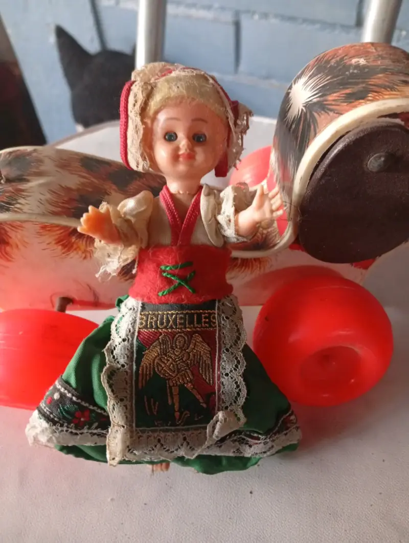 Muñeca de colección vestida de Bruselas