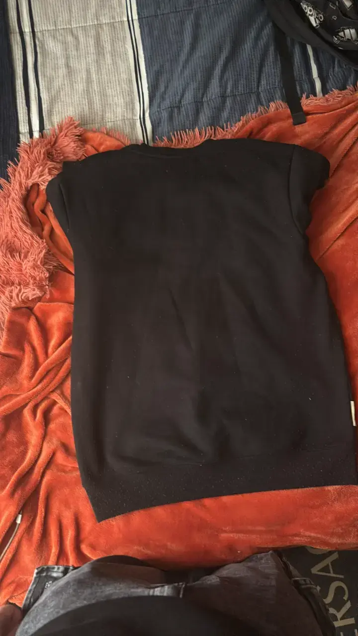 Polerón negro con diseño gráfico - 2