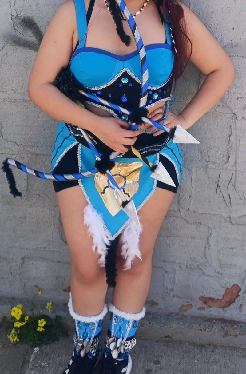 Traje femenino de tobas casero.