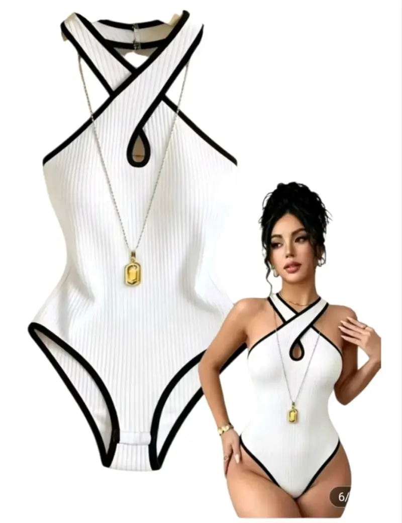 Body blanco con diseño cruzado y ribete negro