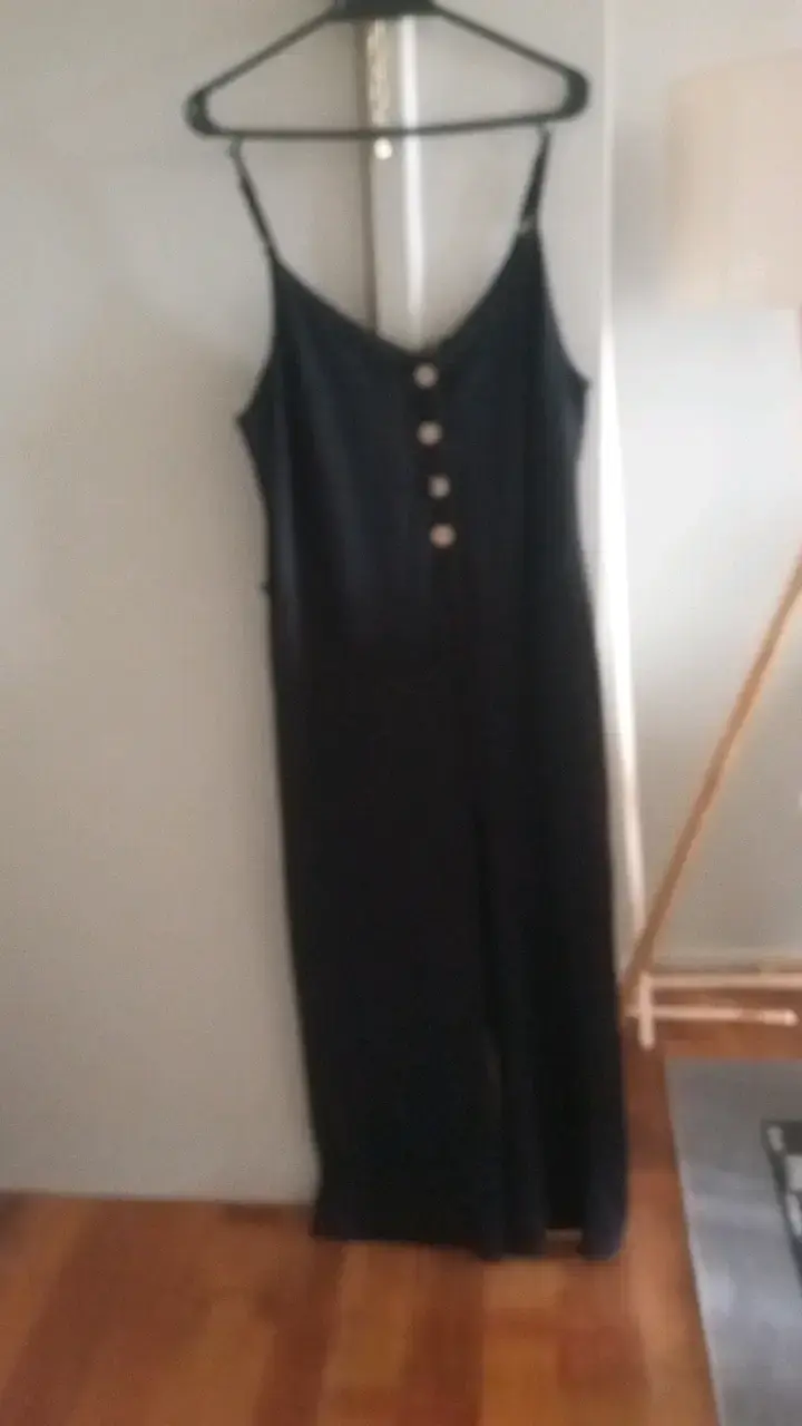 Vestido negro con botones decorativos