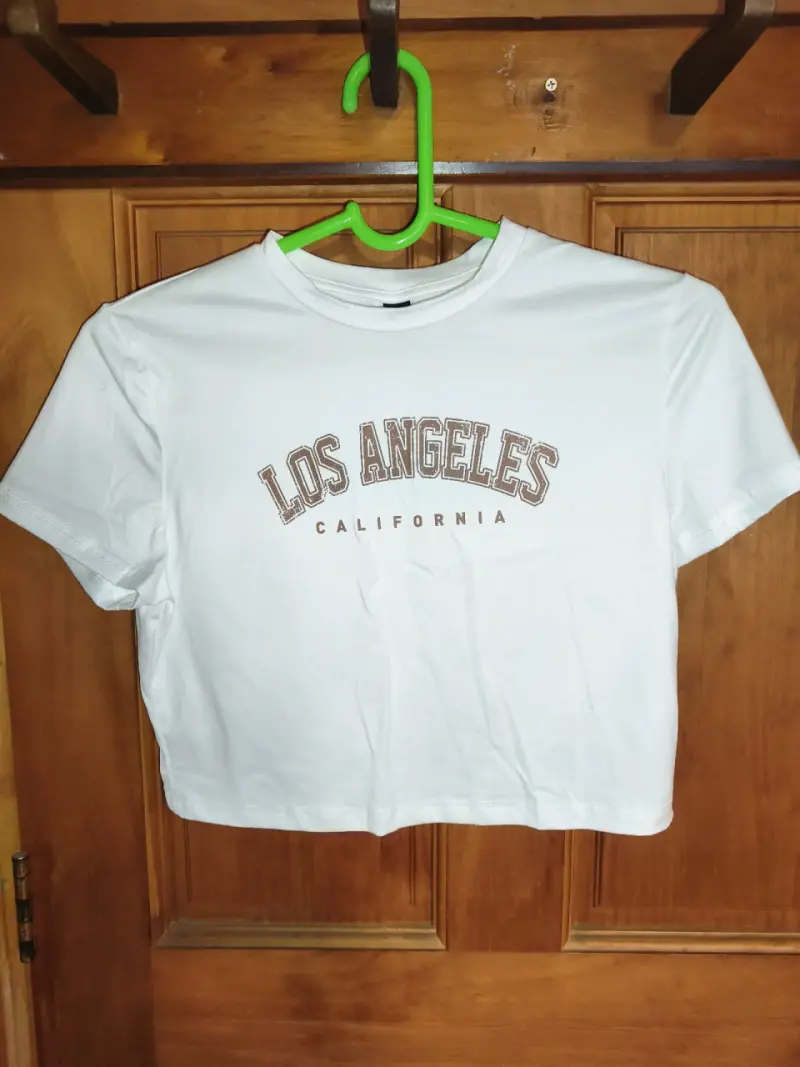 Polera blanca con estampado Los Angeles