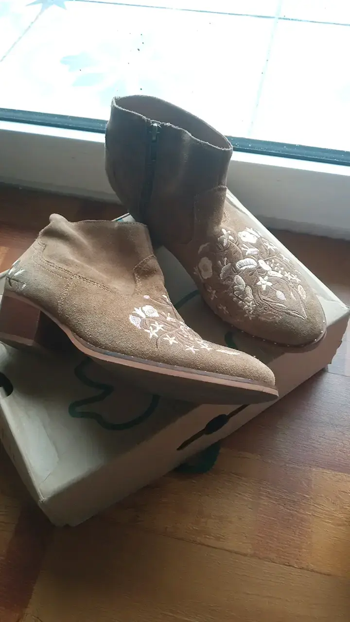 Botines de gamuza bordados marrones