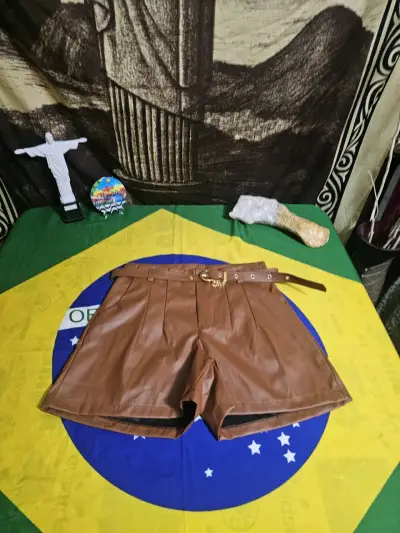 Shorts de cuero marrón con cinturón - miniatura 3